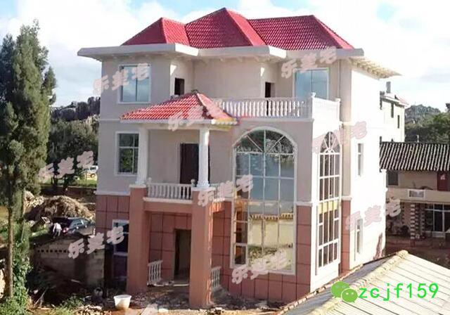 150平米農(nóng)村三層自建房案例圖及別墅全套設(shè)計圖，經(jīng)典的紅白顏色外墻，激情與平淡相互調(diào)和，美麗時尚的外觀。