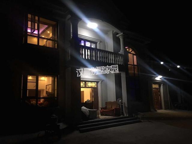 這棟實力派的農(nóng)村二層別墅占地206平，絕對會閃耀全村