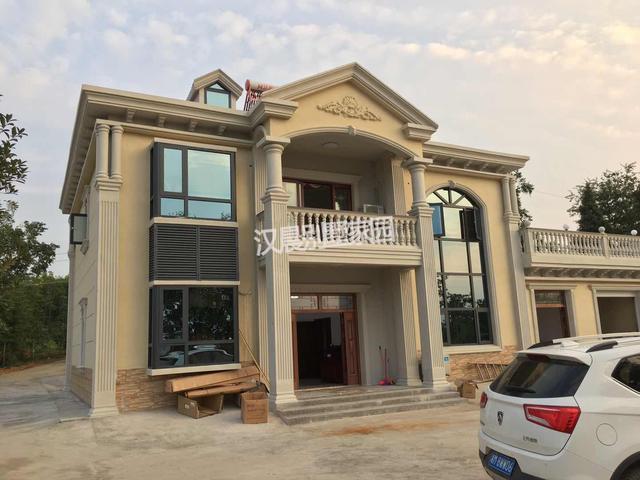 這棟實力派的農(nóng)村二層別墅占地206平，絕對會閃耀全村