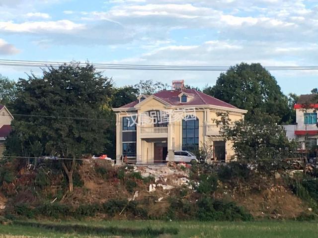 這棟實力派的農(nóng)村二層別墅占地206平，絕對會閃耀全村