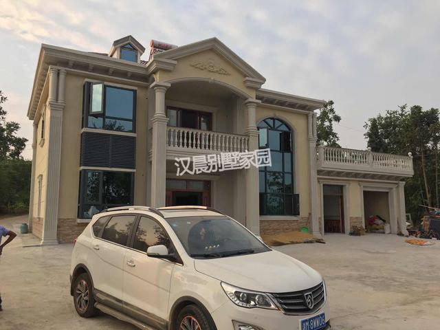 這棟實力派的農(nóng)村二層別墅占地206平，絕對會閃耀全村