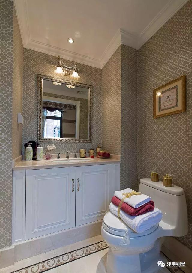 四開間設(shè)計(jì)的三層雙拼別墅設(shè)計(jì)圖，兩戶家庭都有各自的獨(dú)立生活區(qū)域，又能保持一定的聯(lián)系性