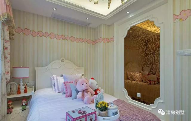 四開間設(shè)計(jì)的三層雙拼別墅設(shè)計(jì)圖，兩戶家庭都有各自的獨(dú)立生活區(qū)域，又能保持一定的聯(lián)系性