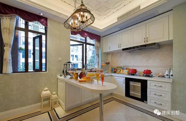 四開間設(shè)計(jì)的三層雙拼別墅設(shè)計(jì)圖，兩戶家庭都有各自的獨(dú)立生活區(qū)域，又能保持一定的聯(lián)系性