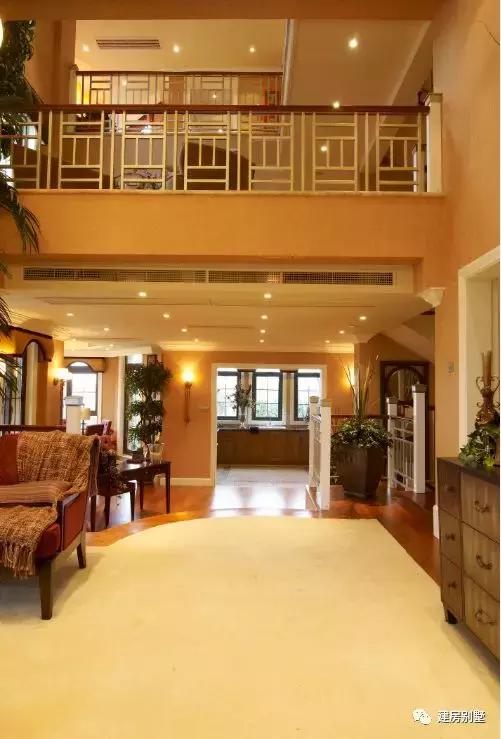 農(nóng)村簡歐式風格別墅設(shè)計圖，客廳挑空，施工難度不大、造價不算太高