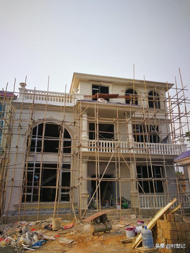 湖南兩兄弟合建3層歐式別墅設(shè)計(jì)圖，建了漂亮的別墅，惹全村人羨慕