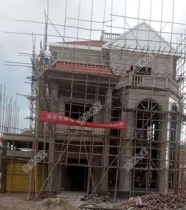 圖紙之家建房案例：歐式三層旋轉(zhuǎn)樓梯別墅，這套圖紙經(jīng)典到哪里都能看到