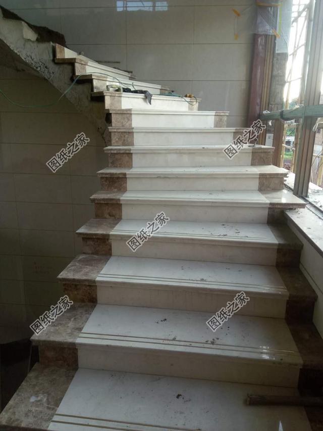 圖紙之家建房案例：歐式三層旋轉(zhuǎn)樓梯別墅，這套圖紙經(jīng)典到哪里都能看到