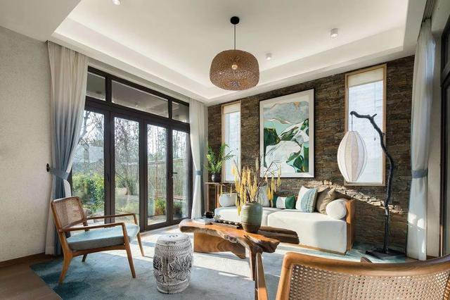 最美庭院別墅實拍，一進庭院就被驚艷到了，這才叫別墅