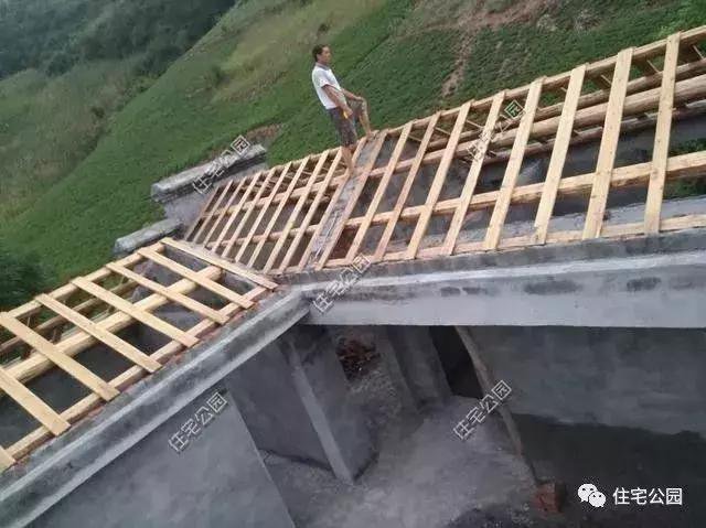 農(nóng)村自建房屋頂這樣做，不做防水也不漏
