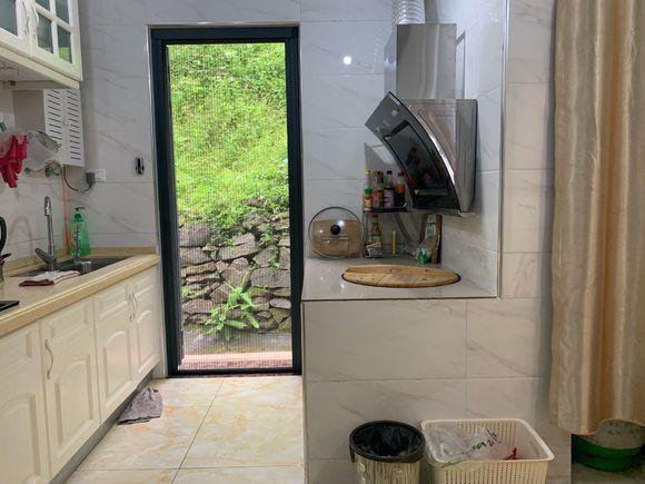 80萬回老家建兩層小別墅含內(nèi)部裝修，鄰居看完都說很實(shí)用