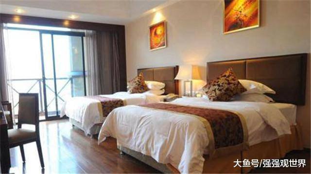 為什么酒店的單人床要放兩個枕頭? 多余的枕頭用來做什么?